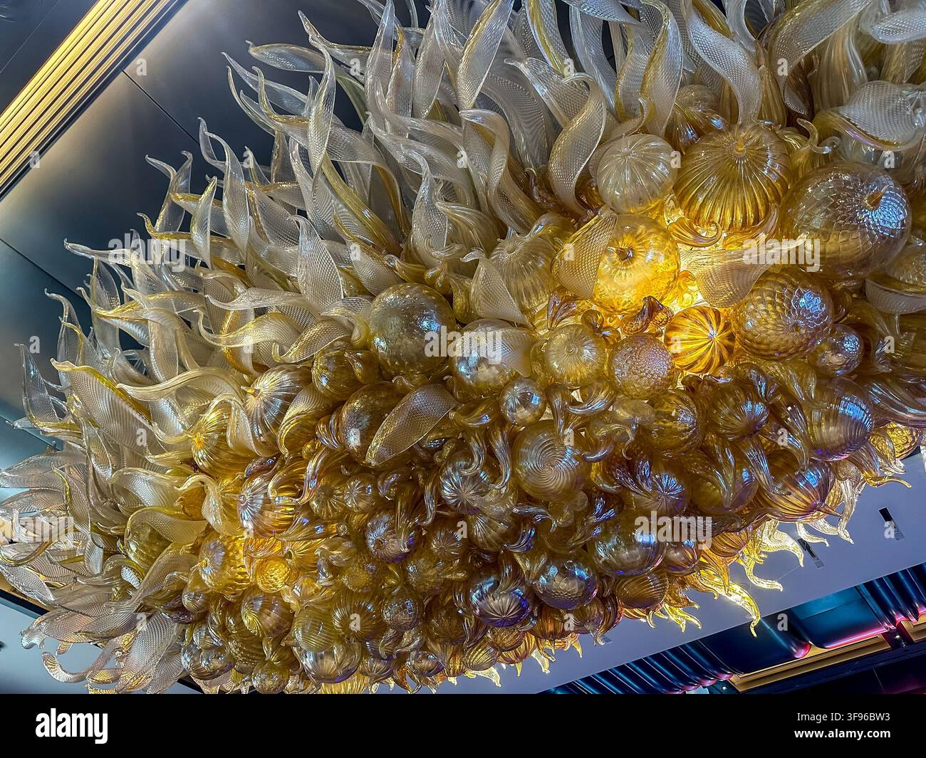 Il lampadario di vetro di Dale Chihuly forma un magnifico baldacchino di vetro soffiato a mano all'interno del grande magazzino Harrods a Knightsbridge. Foto Stock