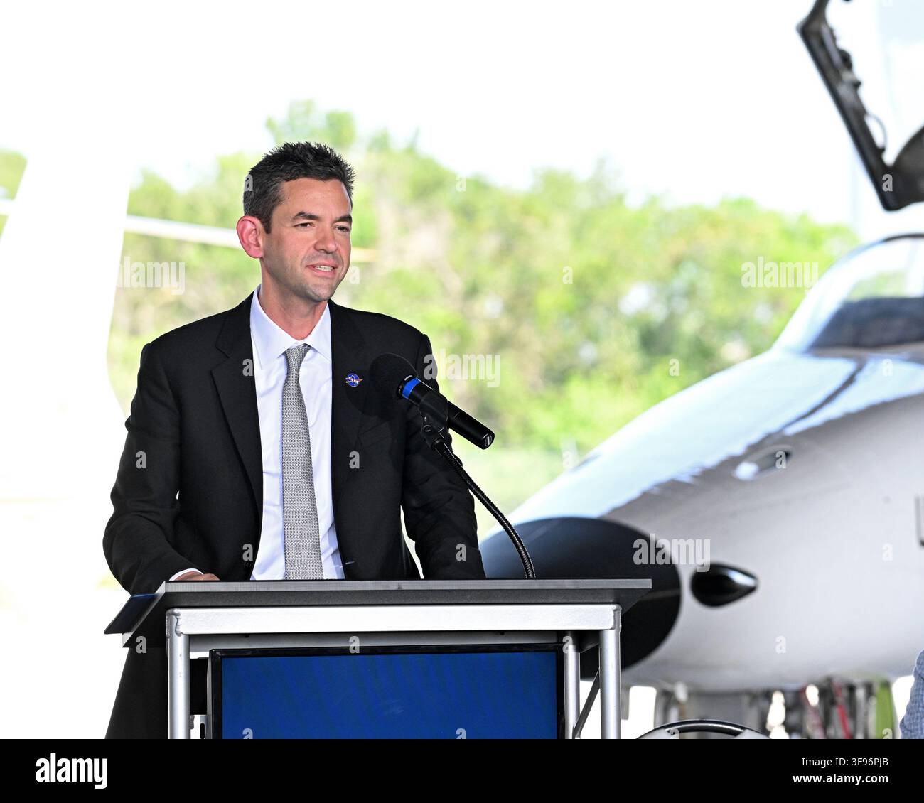 L'amministratore della NASA Jared Isaacman si trova al podio mentre annuncia "MAX POWER", una nuova esposizione aerospaziale al Kennedy Space Center, in Florida, venerdì 14 agosto 2026. Isaacman ha indicato che "MAX POWER", con sede al KSC, rivalerà altri spettacoli aerei in tutto il mondo. Evidenzierà nuove tecnologie e servirà anche come vetrina per promuovere la leadership statunitense nell'aviazione e nell'aerospazio. Foto di Joe Marino/UPI Credit: UPI/Alamy Live News Foto Stock