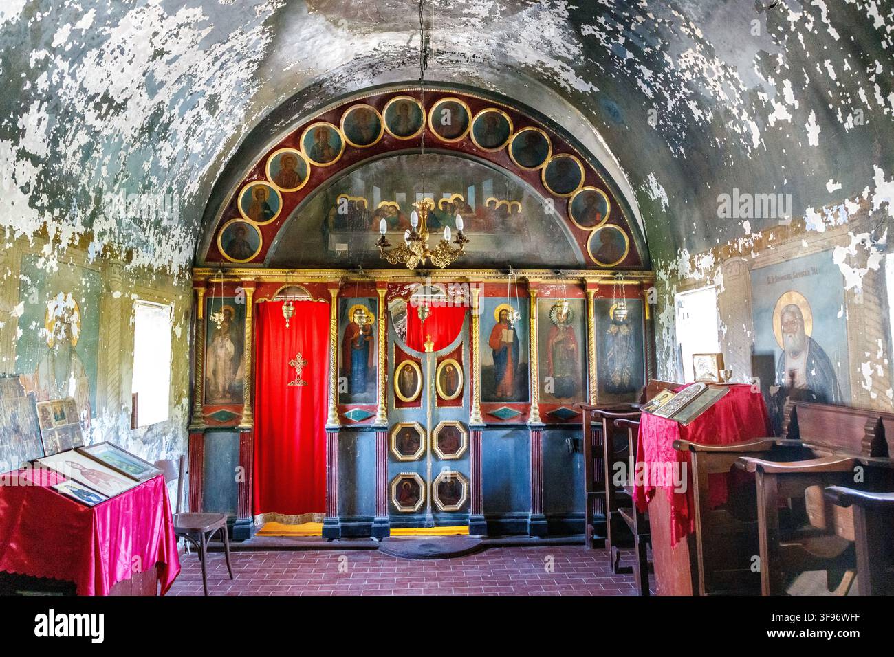 Interno della chiesa ortodossa greca di Agios Panteleimon presso l'Ammon Zeus Luxury Beach Hotel a Kallithea, Kassandra, Calcidica, Grecia Foto Stock