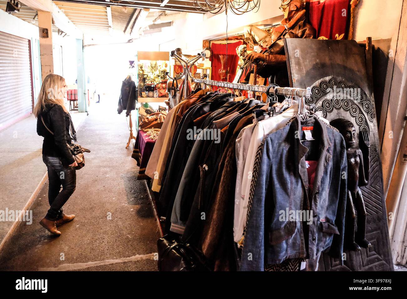 Francia: Il mercato delle pulci di Clignancourt, Parigi Foto Stock