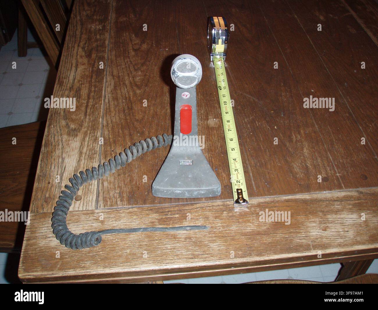 Un microfono DINAMICO Electro-Voice 619TR, prodotto da Electro-Voice, Inc. a Buchanan, Michigan, USA, con manopole di controllo del guadagno e della compressione e un misuratore di uscita, trovato nella soffitta dell'ex edificio di trasmissione radio della Marina degli Stati Uniti del 1907, ora l'edificio del programma Head Start, sull'isola di San Paolo, in Alaska, come parte del progetto di restauro delle isole Pribilof. Foto Stock