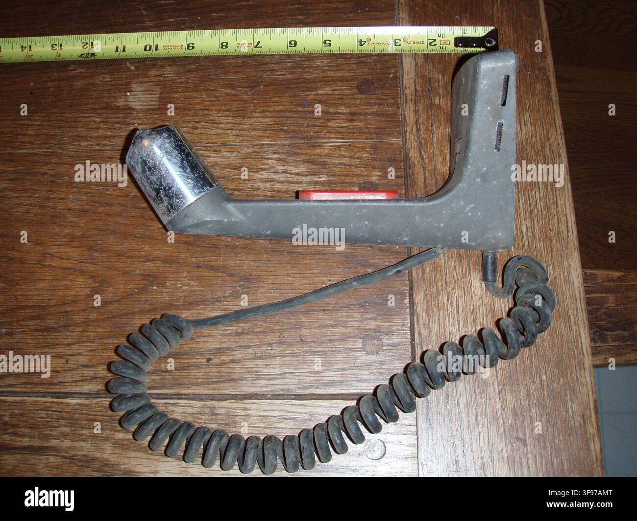 Un microfono DINAMICO Electro-Voice 619TR, prodotto da Electro-Voice, Inc. a Buchanan, Michigan, USA, con manopole di controllo del guadagno e della compressione e un misuratore di uscita, trovato nella soffitta dell'ex edificio di trasmissione radio della Marina degli Stati Uniti del 1907, ora l'edificio del programma Head Start, sull'isola di San Paolo, in Alaska, come parte del progetto di restauro delle isole Pribilof. Foto Stock