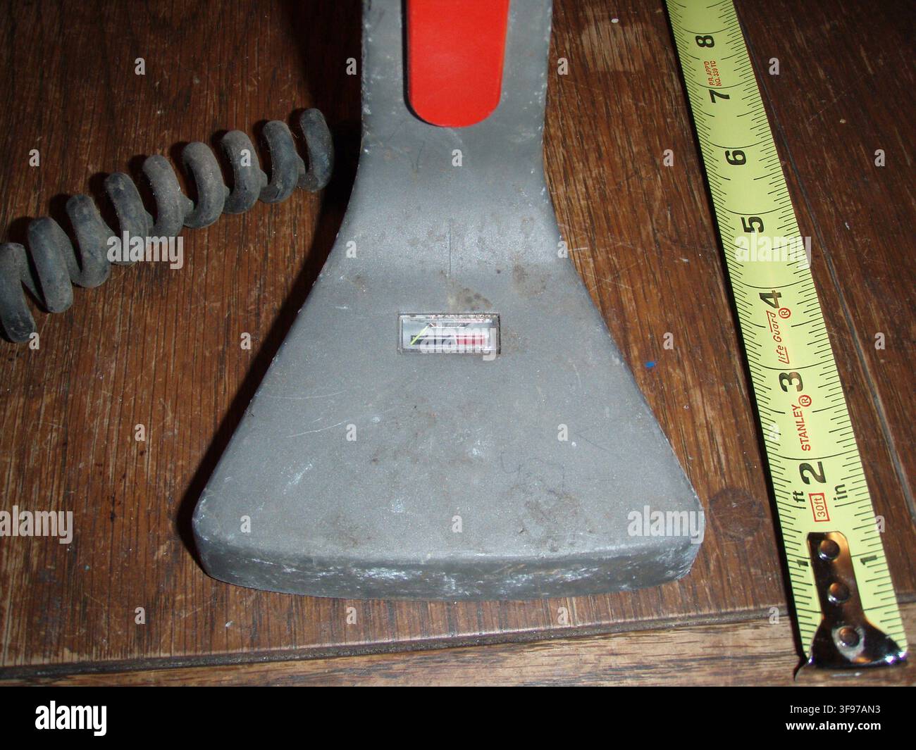 Un microfono da tavolo dinamico Electro-Voice 619TR, prodotto negli Stati Uniti da Electro-Voice, Inc., Buchanan, Michigan, con manopole di controllo del guadagno e della compressione e un misuratore di uscita, trovato nella soffitta dell'ex edificio di trasmissione radio della Marina degli Stati Uniti del 1907, ora l'edificio del programma Head Start, sull'isola di San Paolo, in Alaska, come parte del progetto di restauro delle isole Pribilof. Foto Stock