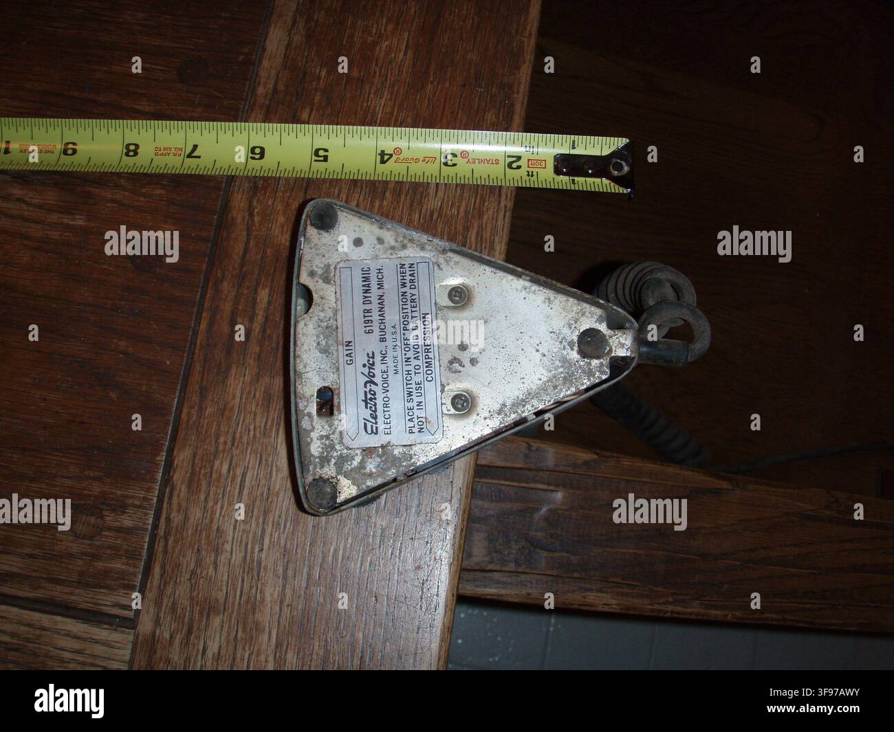 Un microfono da tavolo DYNAMIC Electro-Voice 619TR, prodotto negli Stati Uniti da Electro-Voice, Inc., Buchanan, Michigan, con manopole di controllo del guadagno e della compressione e un misuratore di uscita, trovato nella soffitta dell'ex edificio di trasmissione radio della Marina degli Stati Uniti del 1907, ora l'edificio del programma Head Start, sull'isola di San Paolo, in Alaska, come parte del progetto di restauro delle isole Pribilof. Foto Stock
