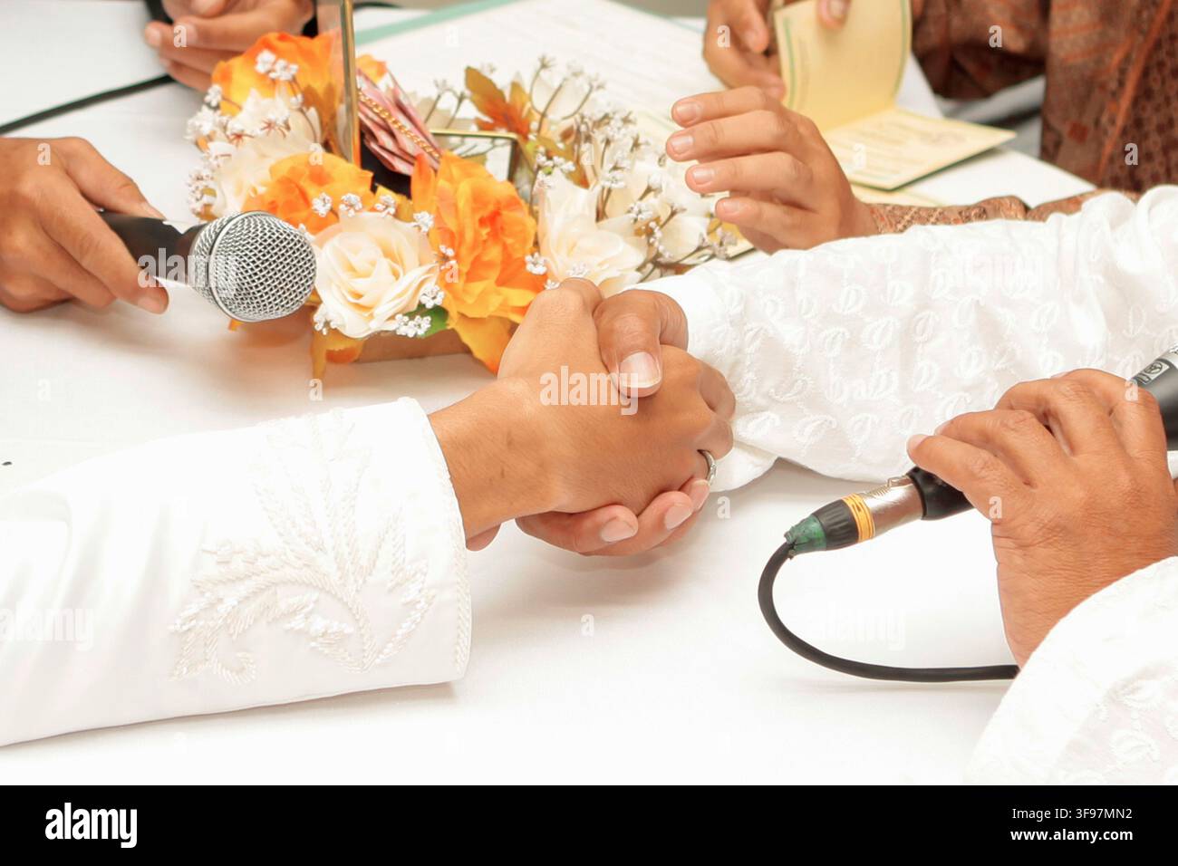 Giava Orientale, 09 set., 2017 Stretta di mano tra lo sposo e il padre della sposa durante una cerimonia nuziale islamica Foto Stock