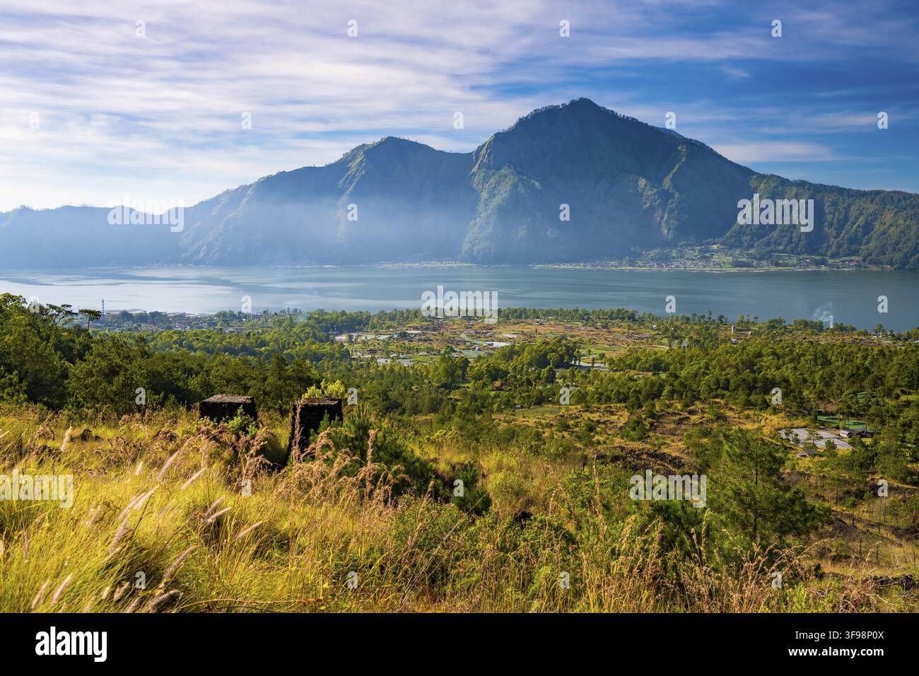 Monte Abang, vulcano Abang, montagna, lago Batur, lago Batur, Bali, Indonesia Foto Stock