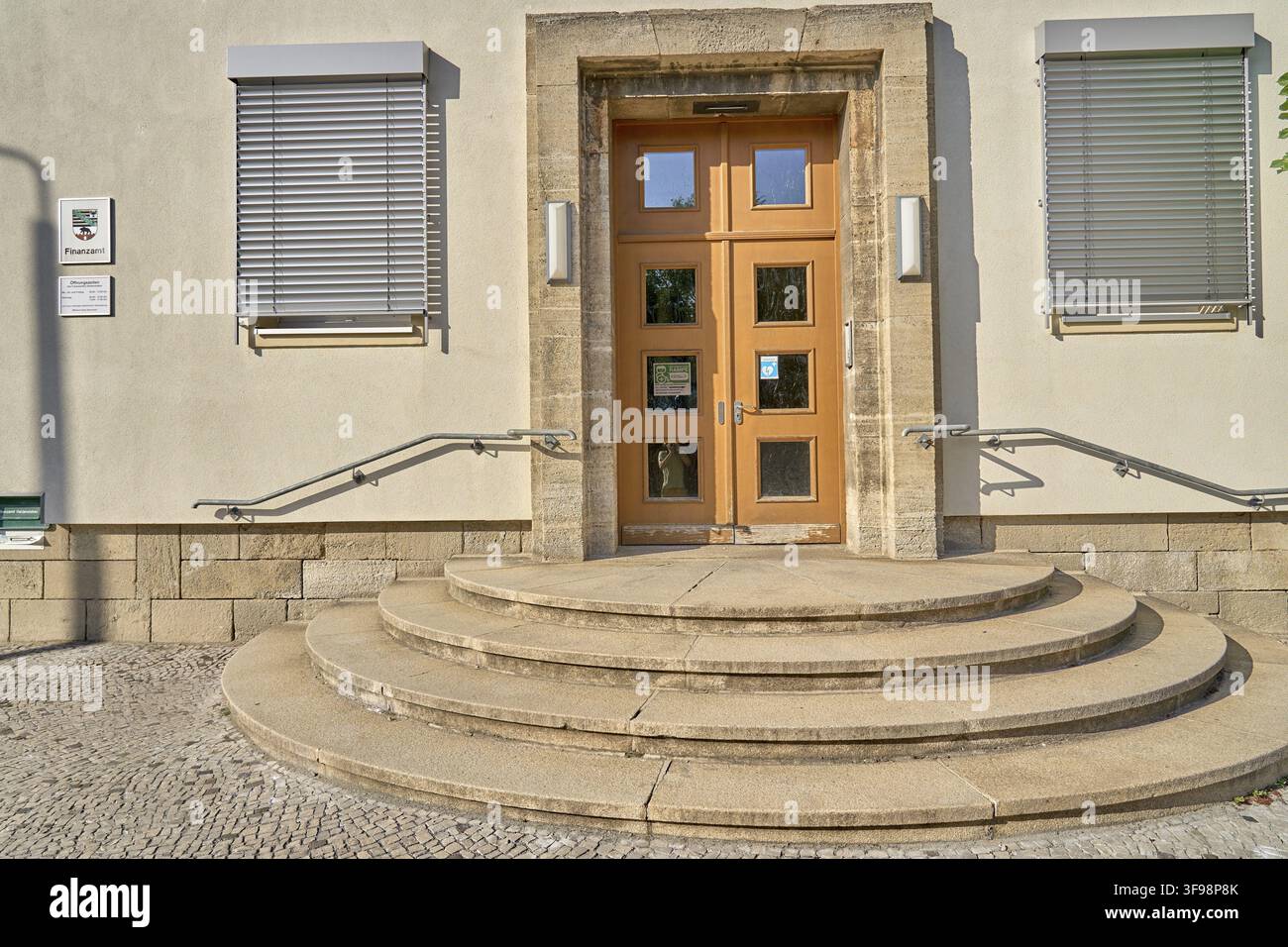 Ingresso principale di un edificio con scale semicircolari e ringhiere, Finanzamt, Finanzbehoerde, Finanzamt Haldensleben, Jungfernstieg 37, 39340 Haldens Foto Stock