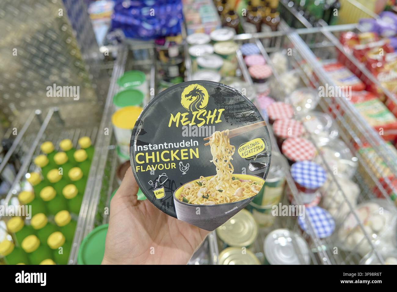 Le tagliatelle istantanee Meishi al gusto di pollo della marca Meishi evocano un piatto veloce al discount Norma in Germania, poiché la tazza rotonda è fi Foto Stock