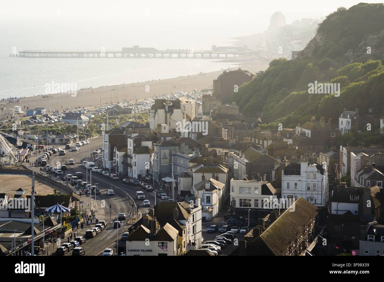 Veduta aerea sulla storica vecchia città di Hastings, la spiaggia e il molo, Hastings, UK Foto Stock