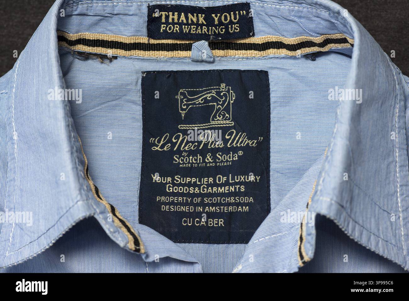 Le Nec Plus Ultra di Scotch & Soda etichetta vintage abbigliamento maschile con slogan e motto su camicia blu Foto Stock