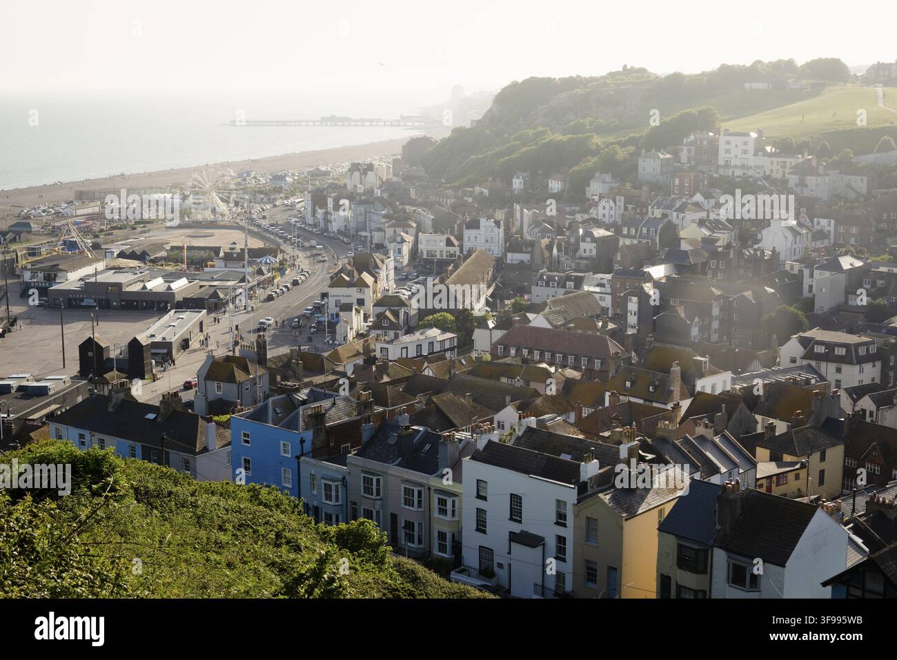 Veduta aerea sulla storica vecchia città di Hastings, la spiaggia e il molo, Hastings, UK Foto Stock