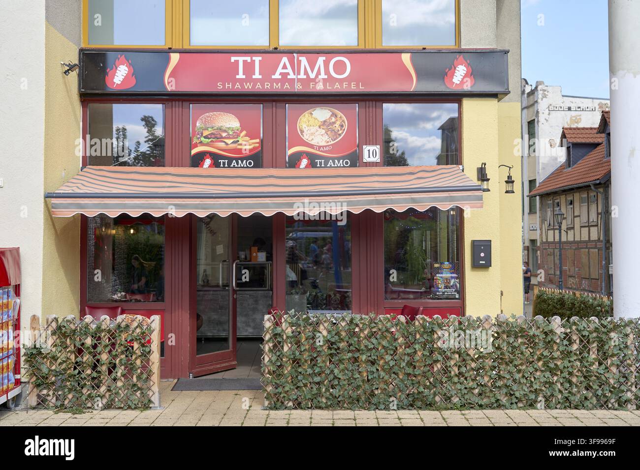 Cosmopolitismo e la fusione culturale del multiculturalismo, una metafora per la fusione delle tradizioni culinarie italiane e mediorientali, l'ingresso Foto Stock