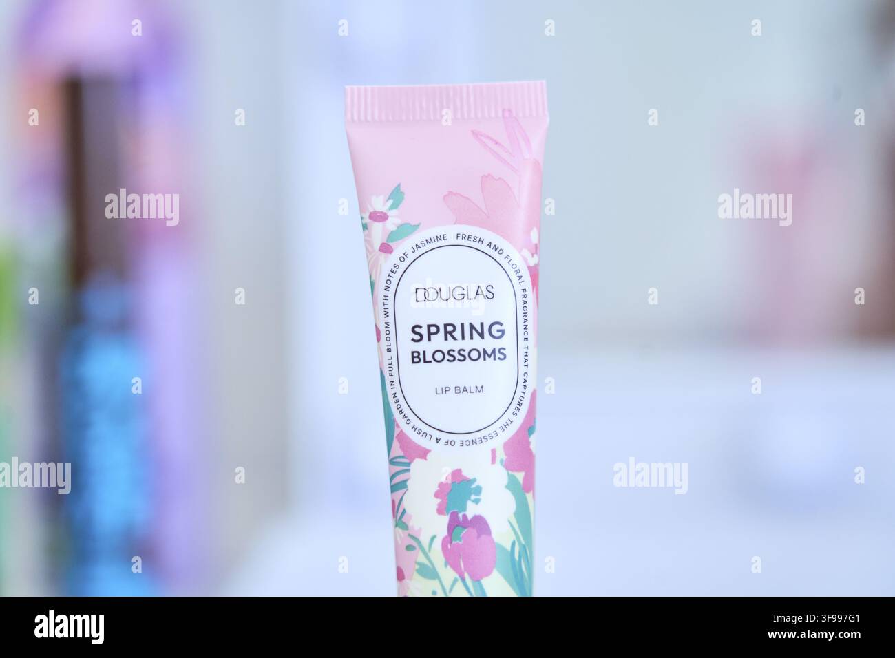 Un balsamo labbra floreale rosa con design primaverile, Fiori primaverili, Douglas Foto Stock