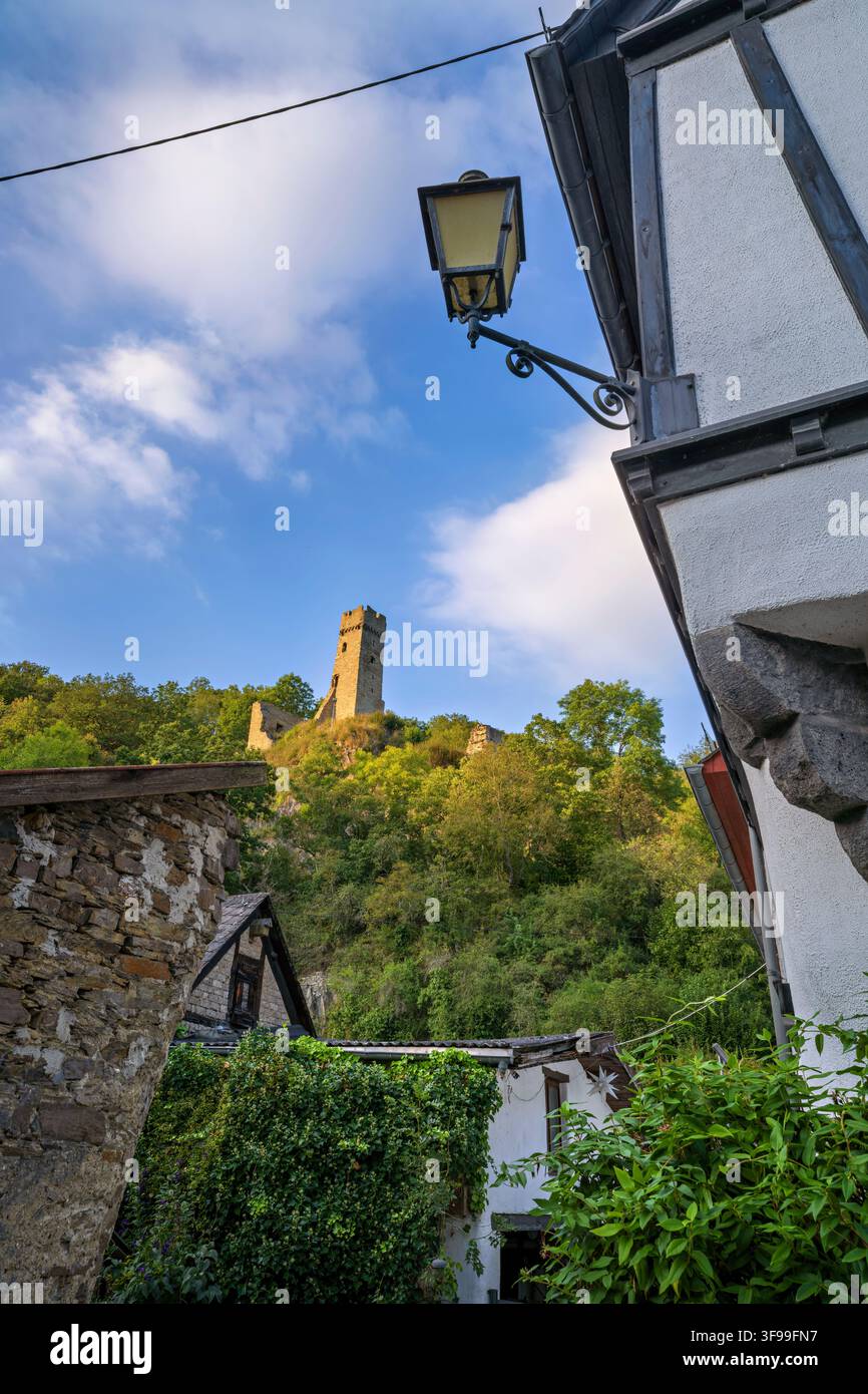 Vista del castello di Philippsburg, Monreal, distretto di Mayen-Koblenz, Renania-Palatinato, Germania Foto Stock