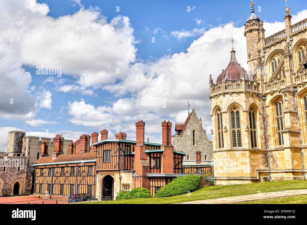 La Cappella di San Giorgio e gli edifici storici Tudor formano un insieme architettonico pittoresco all'interno del castello di Windsor. Foto Stock
