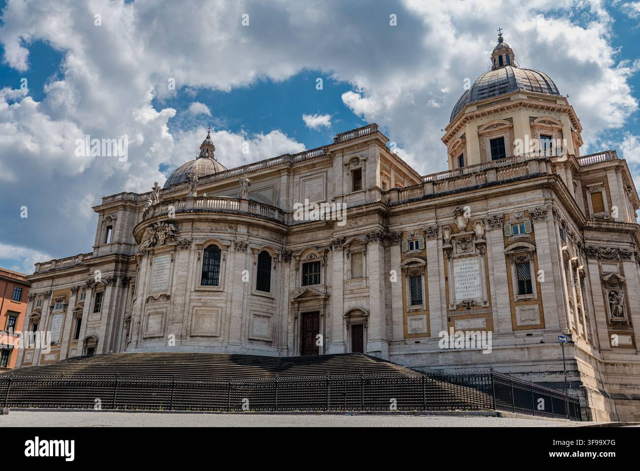 Il retro della Basilica Papale di Santa Maria Maggiore a Roma, con il suo caratteristico abside e la cupola barocca di Ferdinando Fuga Foto Stock