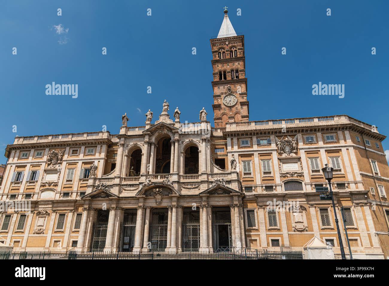 La parte posteriore (abside e facciata del coro) della Basilica di Santa Maria Maggiore a Roma, completata dal campanile romanico appariscente. Foto Stock