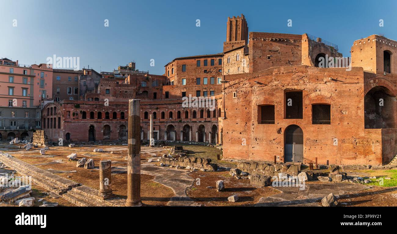 Gli antichi edifici in mattoni dei Mercati di Traiano a Roma, Italia. Foto Stock