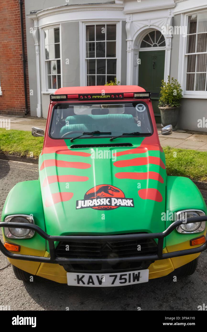 Inghilterra, Hampshire, Alresford, Auto colorata con i colori di Jurassic Park Foto Stock