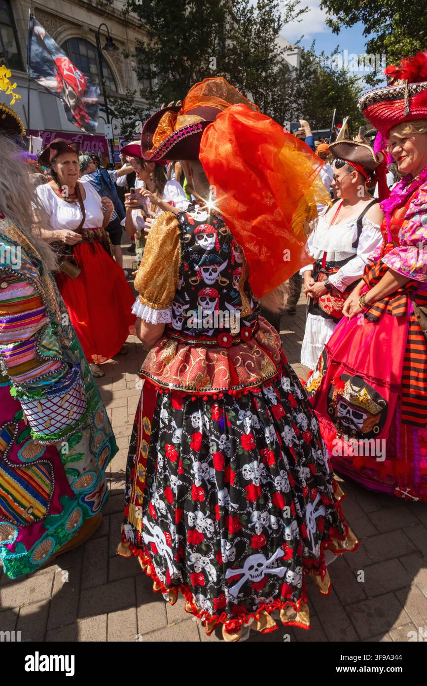 Inghilterra, East Sussex, Hastings, Il Festival Pirata Annuale, Dettaglio del costume di un partecipante al festival che mostra teschio e ossa incrociate Foto Stock