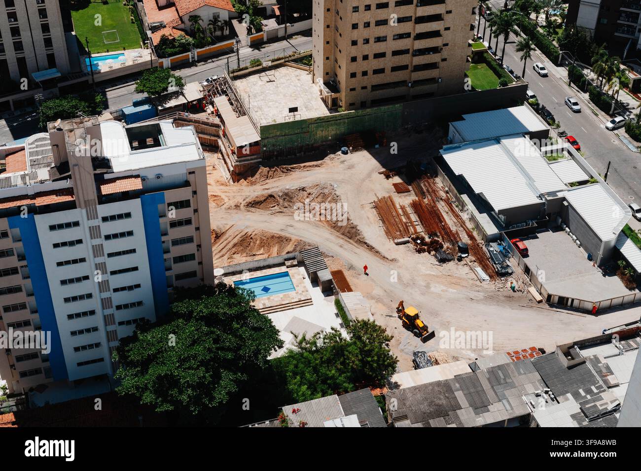 Cantiere edile circondato da edifici residenziali a Fortaleza, Brasile. Vivere vicino a una costruzione attiva porta rumore, polvere e le sfide di Foto Stock