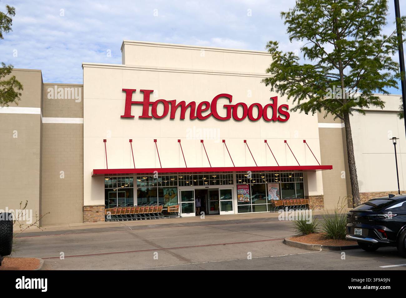 DALLAS, TX, USA - 30 LUGLIO 2026: L'esterno di un negozio HomeGoods con un grande logo rosso sopra l'ingresso. HomeGoods è una catena di negozi popolare Foto Stock
