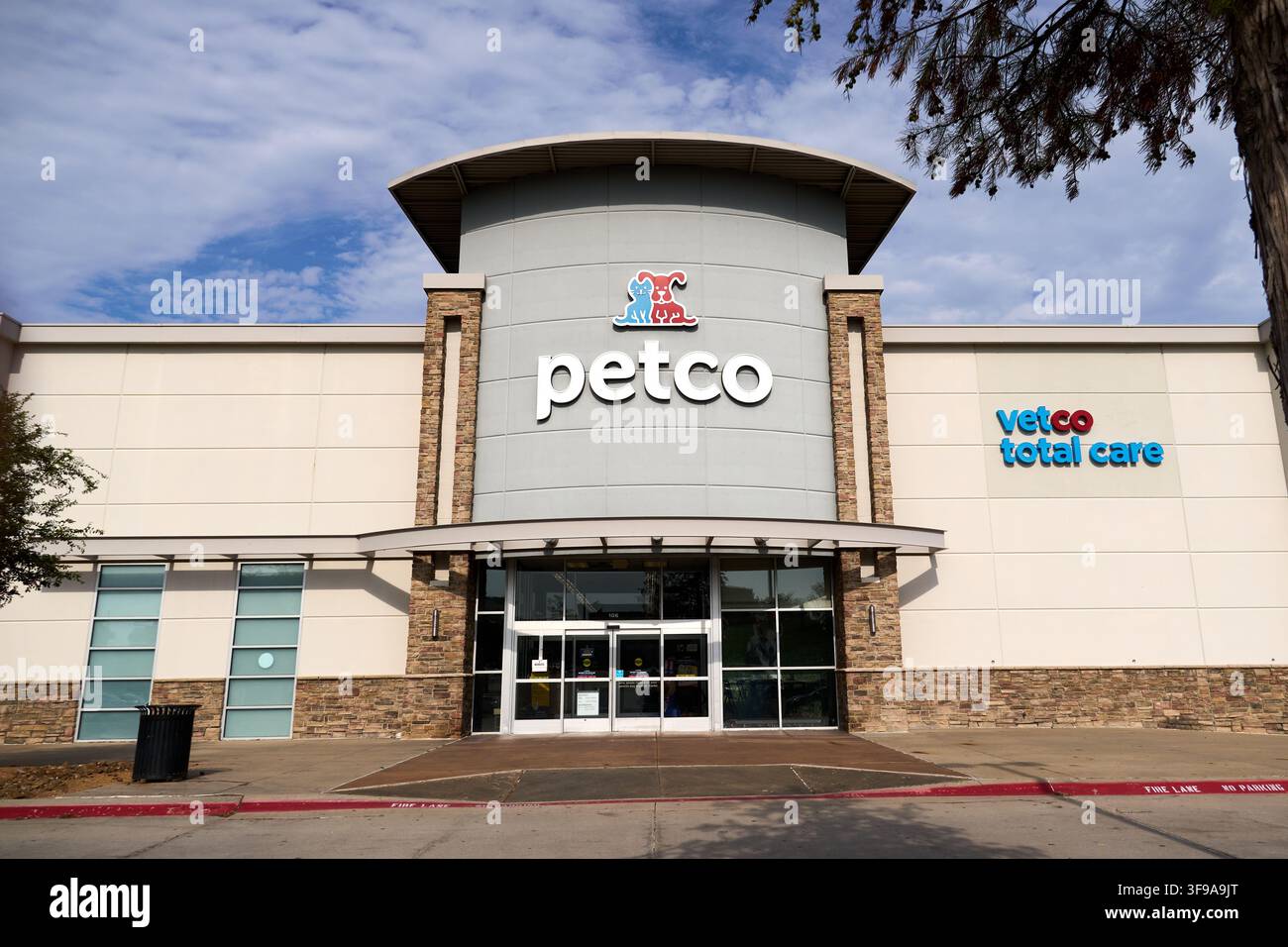 DALLAS, TX, USA - 30 LUGLIO 2026: Un negozio Petco con insegne Vetco Total Care è visto sotto un cielo parzialmente nuvoloso. Petco è una nota azienda americana Foto Stock