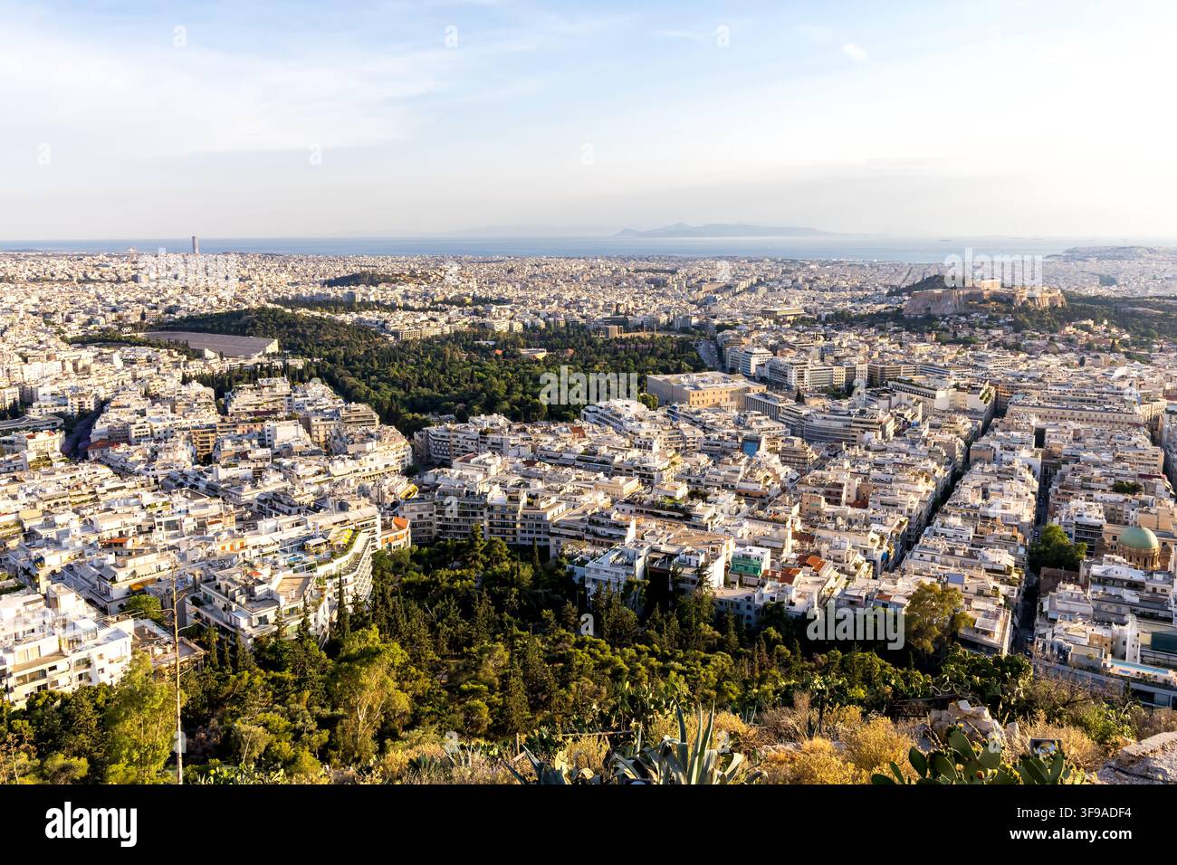 Acropoli di Atene tempio antico storico visto dall'alto viaggiando nella città di Atene, Grecia Foto Stock
