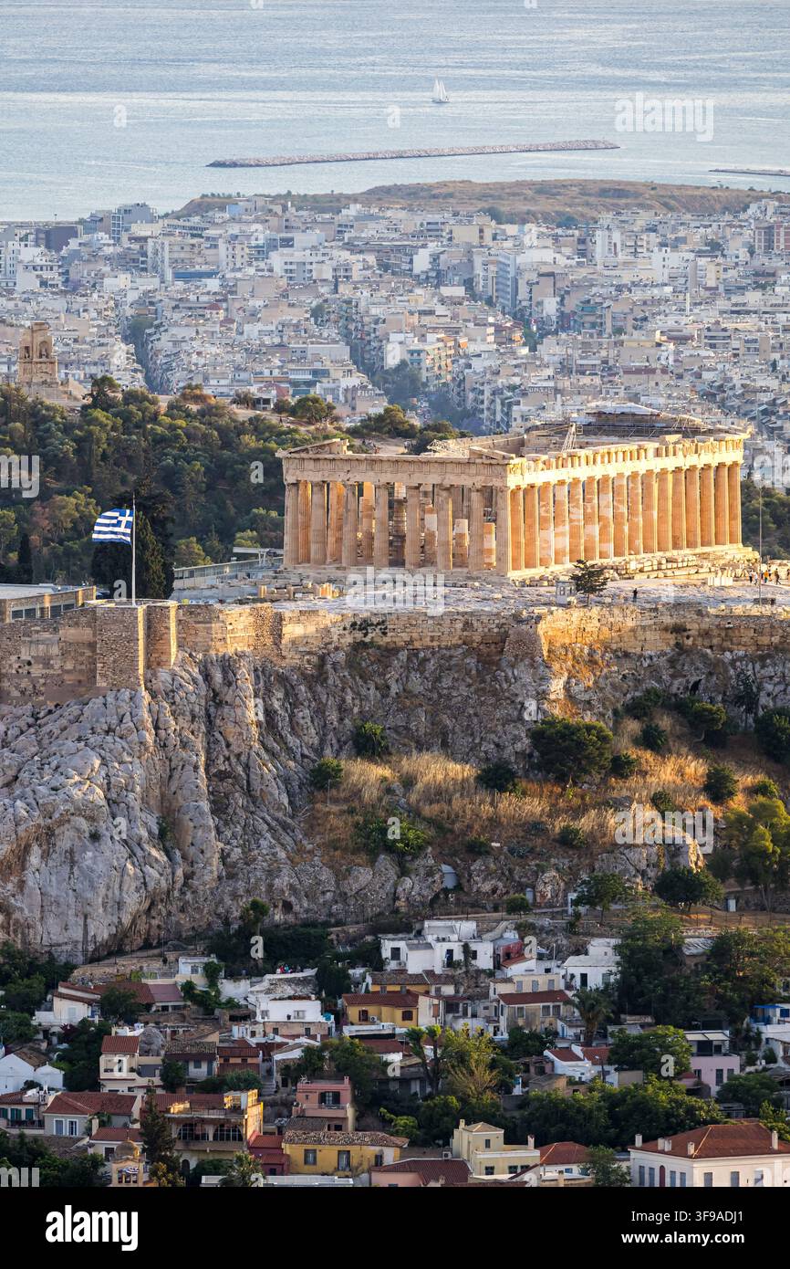 Acropoli di Atene tempio antico storico visto dall'alto viaggiando nella città di Atene, Grecia Foto Stock