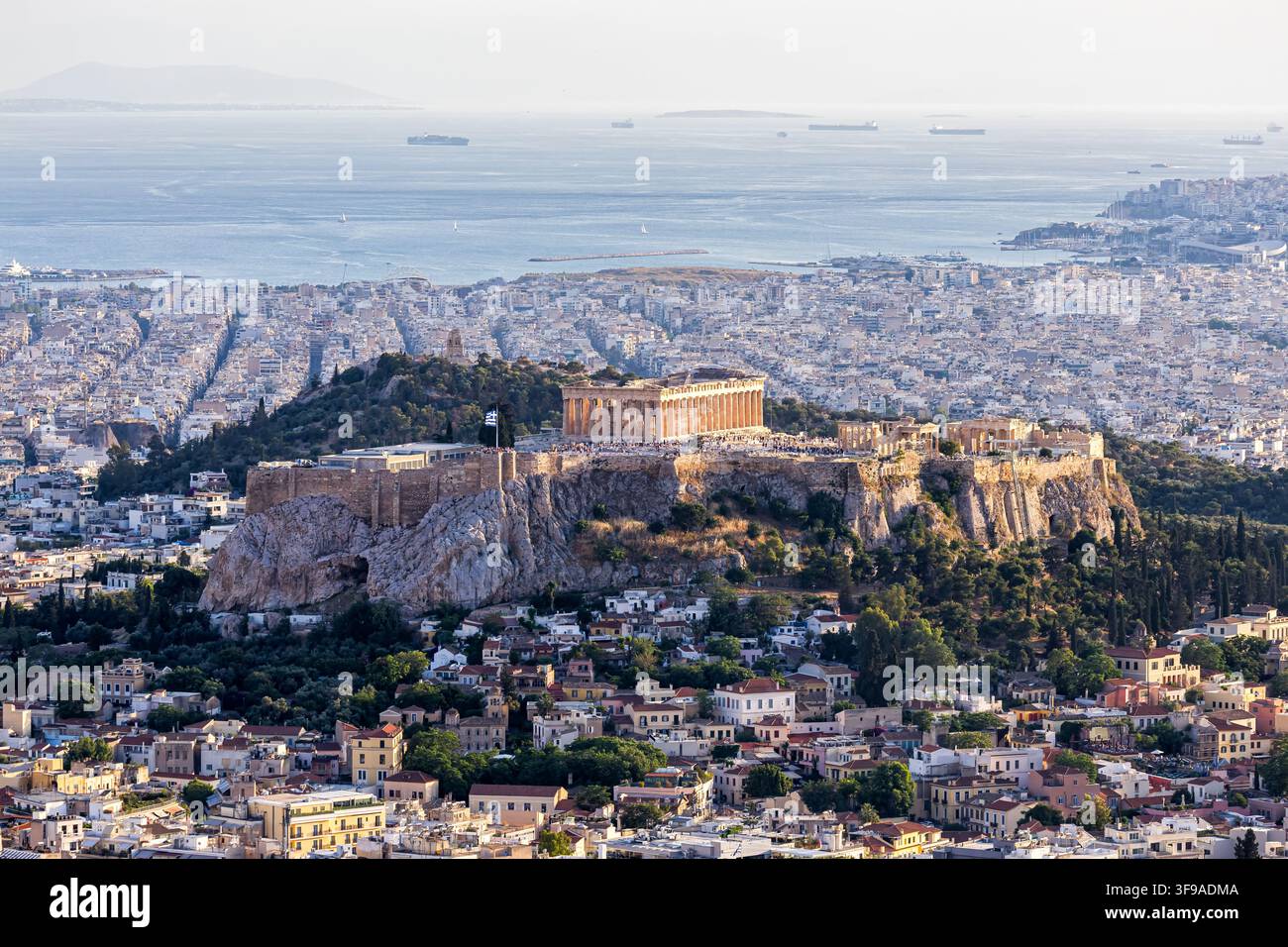Acropoli di Atene tempio antico storico visto dall'alto viaggiando nella città di Atene, Grecia Foto Stock