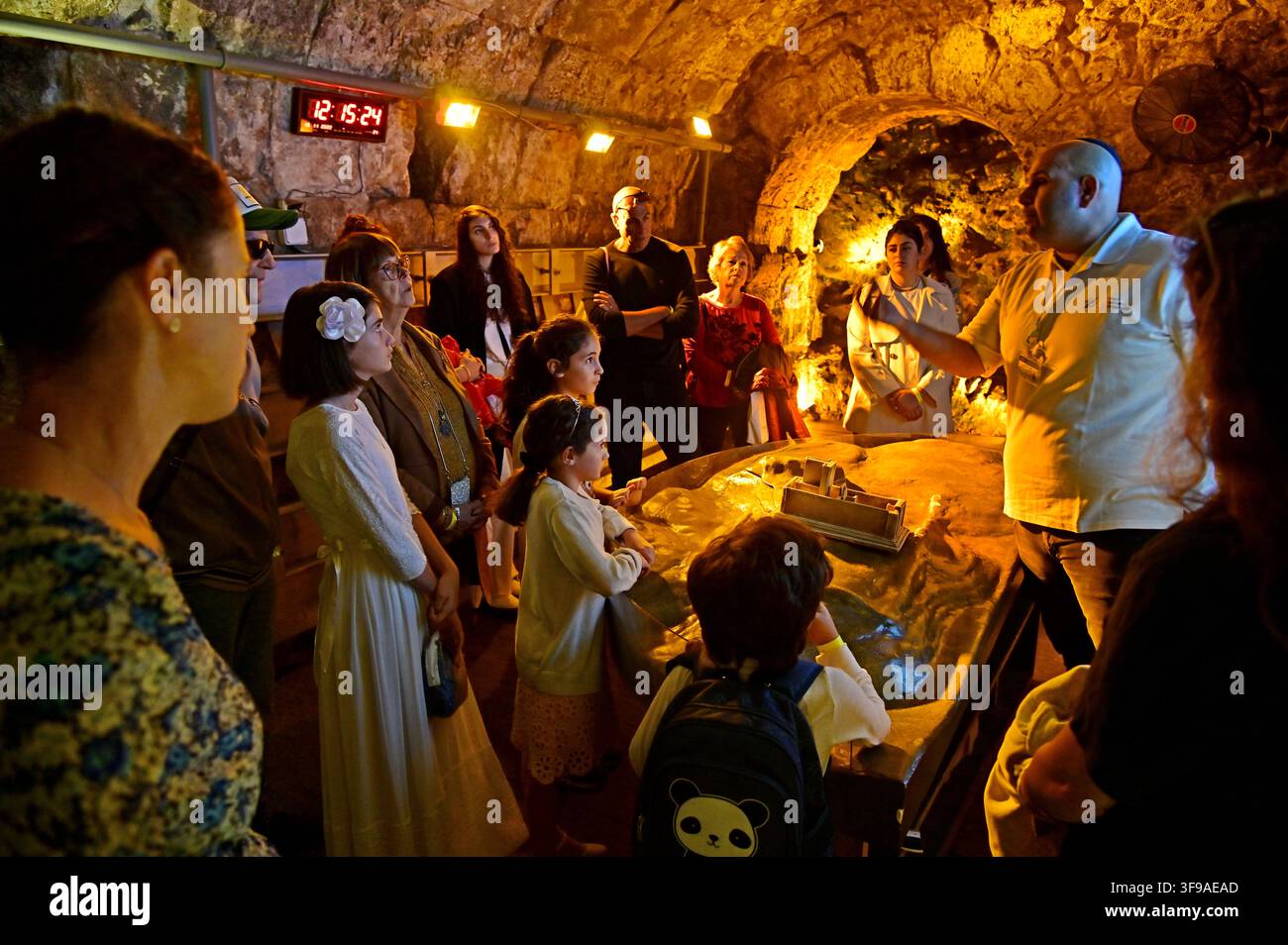Gerusalemme - 15 nov 2022: Gruppo di turisti in visita ai tunnel del Muro Occidentale che osservano un modello ridotto del Monte del Tempio, il luogo dove è iniziata la creazione Foto Stock