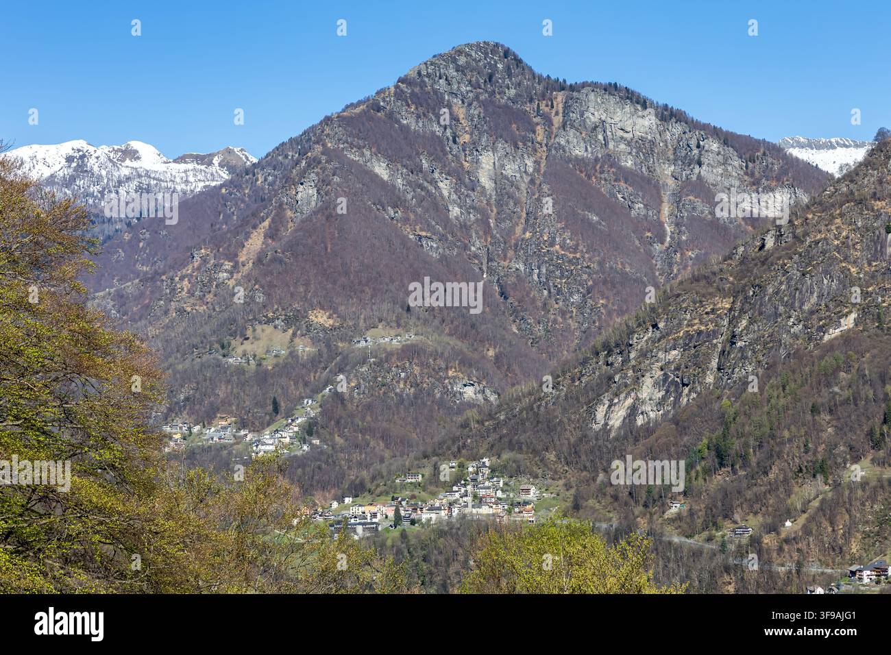 Montagne delle Alpi svizzere nel cantone del Ticino, villaggio di Russo, viaggio nella valle di Onsernone, Svizzera Foto Stock