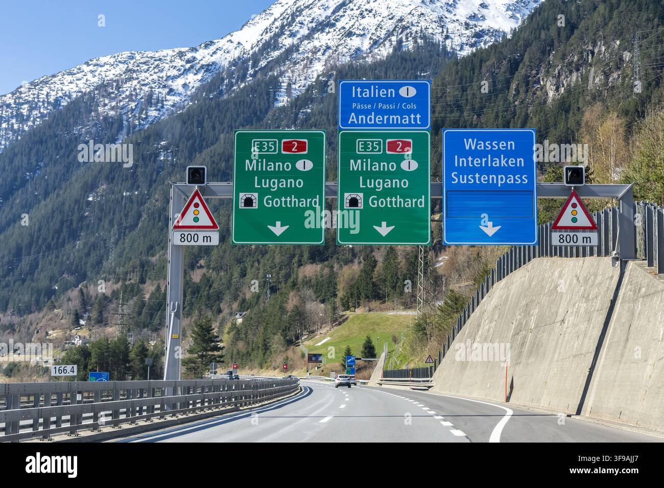 Autostrada svizzera A2 prima del trasporto del tunnel del San Gottardo a Wassen, Canton Uri, Svizzera Foto Stock