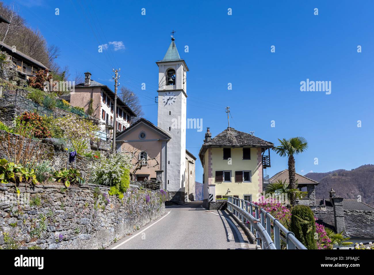 Villaggio di Mosogno nelle montagne delle Alpi svizzere nel cantone Ticino, viaggio nella valle di Onsernone, Svizzera Foto Stock