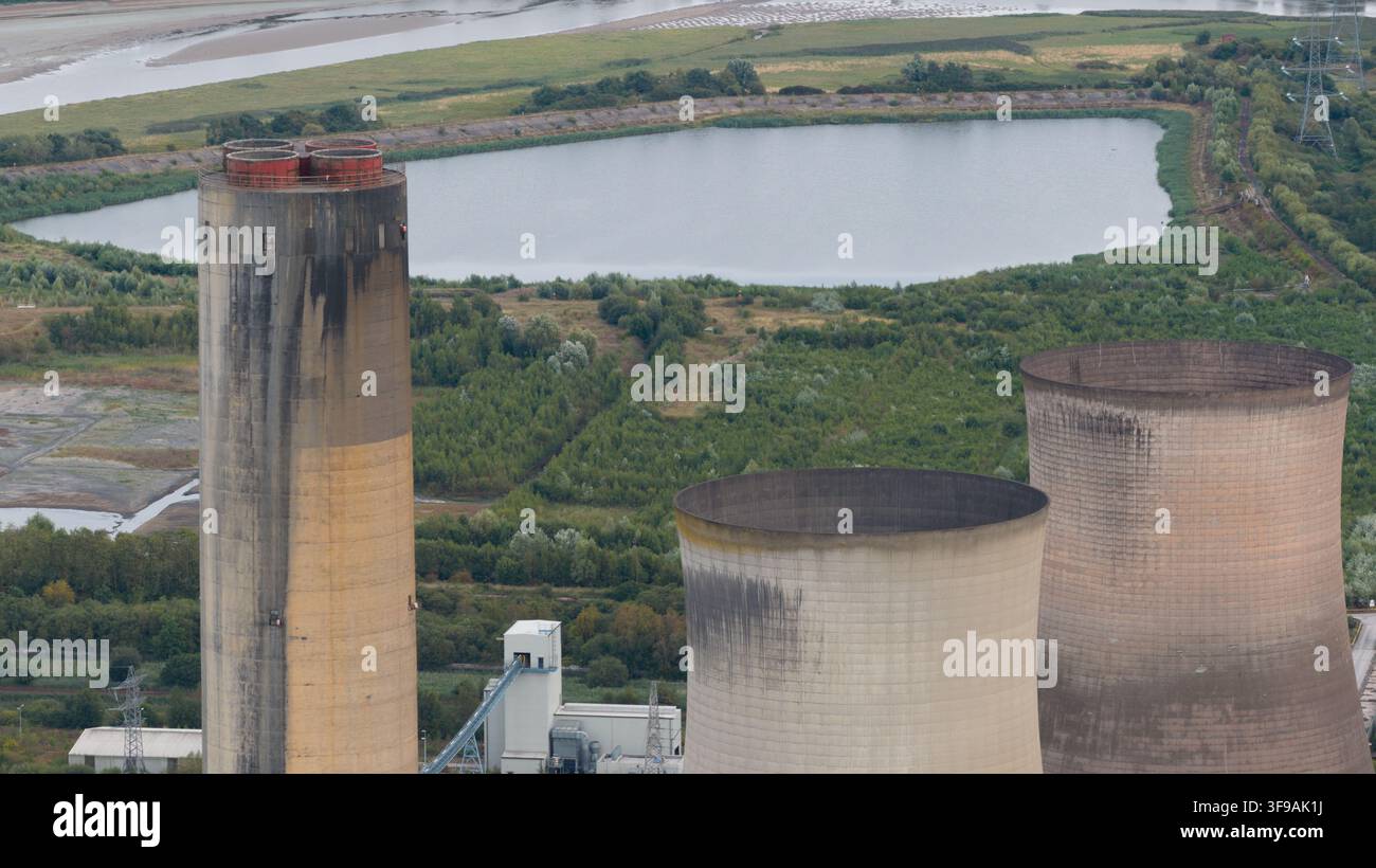 Vista aerea delle torri di raffreddamento e del camino della centrale elettrica dismessa di Fiddlers Ferry circondata da verde e acqua a Warrington, Engla Foto Stock