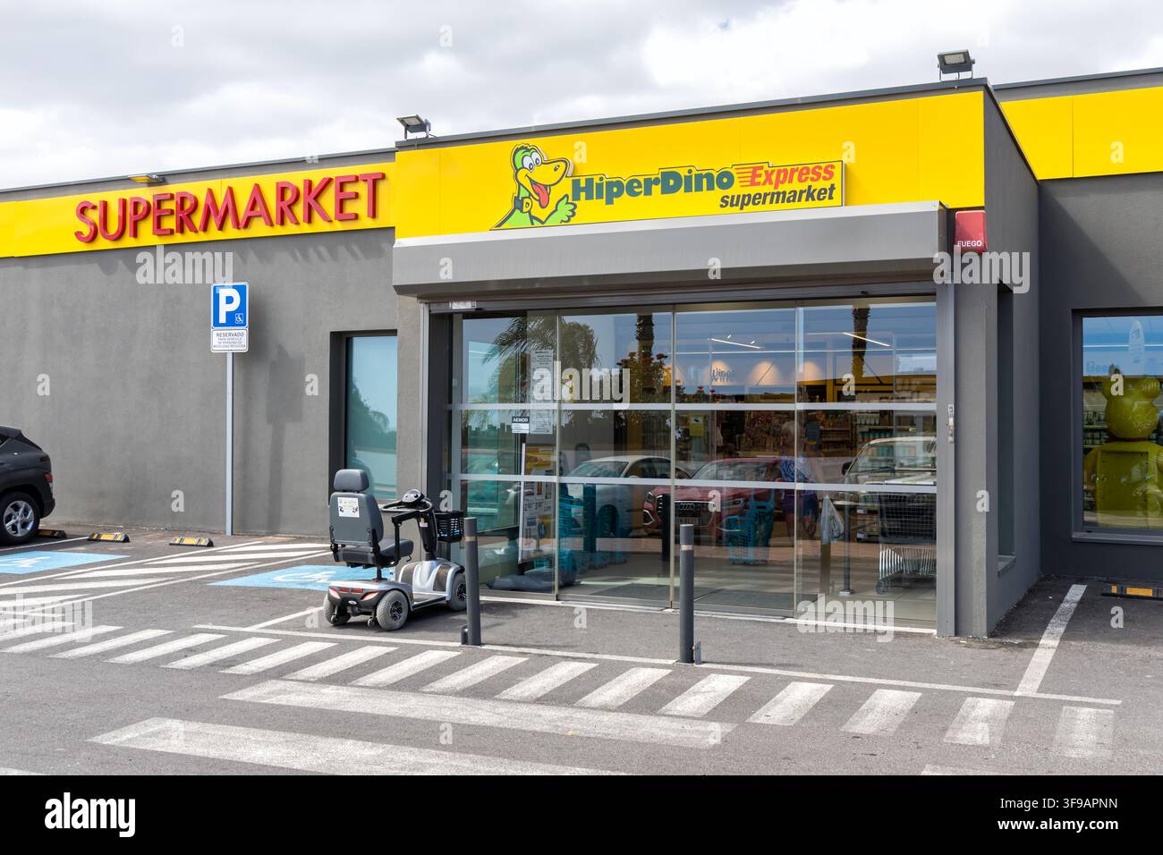 Tenerife, Spagna – 1 marzo 2026: Acquisti al supermercato HiperDino Express a Tenerife, Spagna. Foto Stock