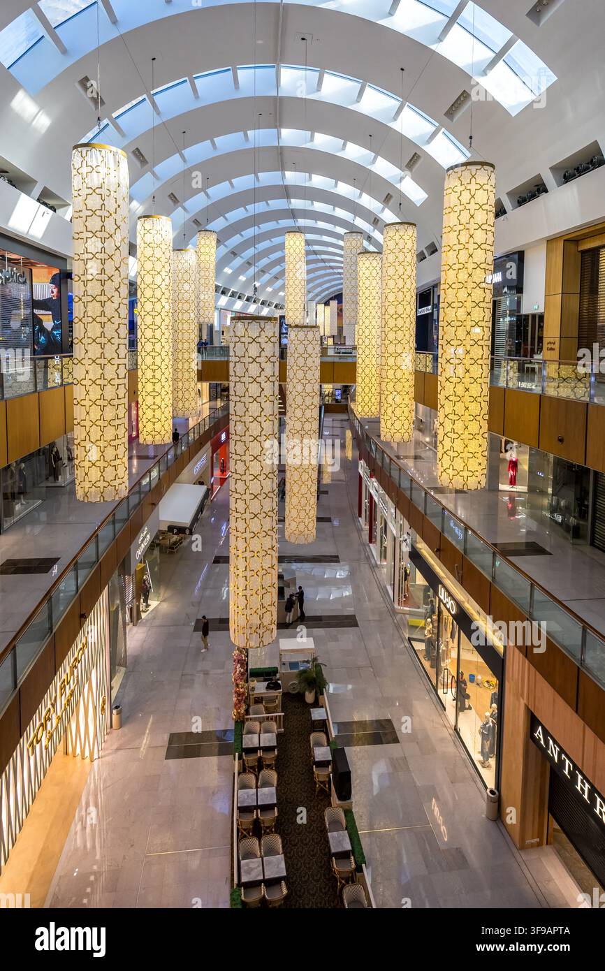 Dubai, Emirati Arabi Uniti - 21 febbraio 2026: Negozi all'interno del centro commerciale Dubai Mall a Dubai, Emirati Arabi Uniti. Foto Stock