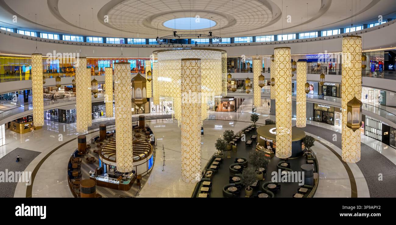 Dubai, Emirati Arabi Uniti - 21 febbraio 2026: Negozi all'interno del centro commerciale Dubai Mall, vista panoramica a Dubai, Emirati Arabi Uniti. Foto Stock