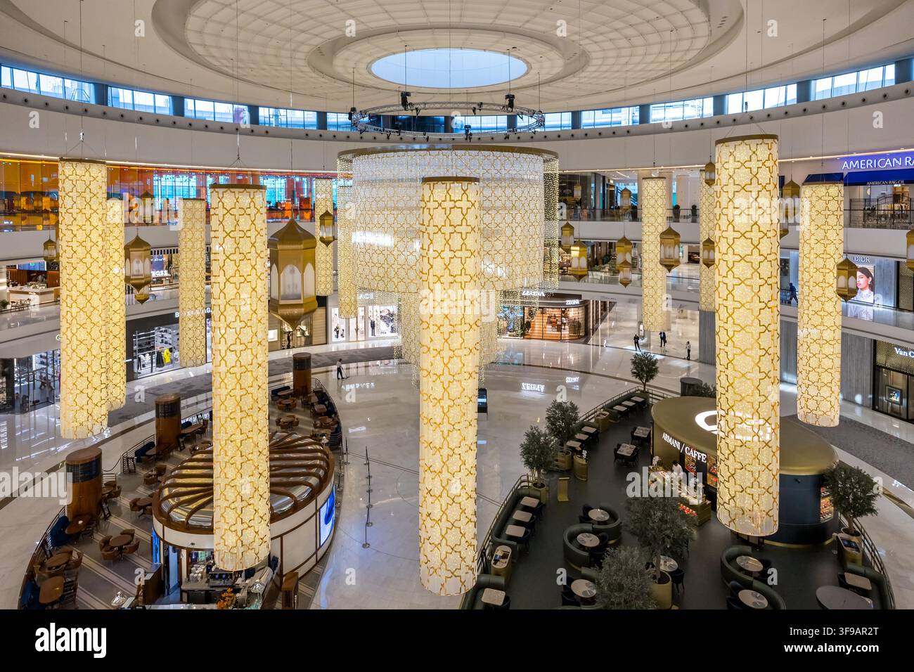 Dubai, Emirati Arabi Uniti - 21 febbraio 2026: Negozi all'interno del centro commerciale Dubai Mall a Dubai, Emirati Arabi Uniti. Foto Stock