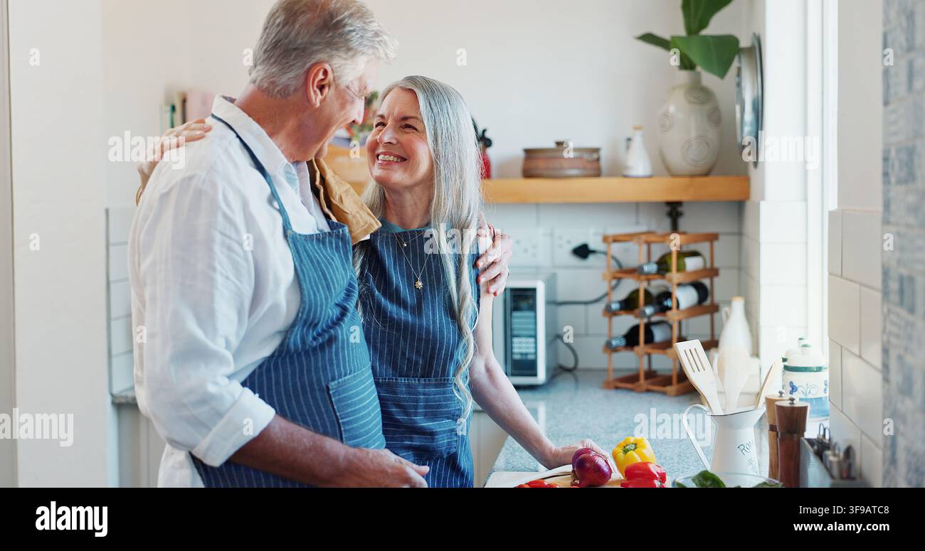 Cucina, coppia felice o anziana in cucina con verdure, nutrizione o connessione nella preparazione dei pasti. Supporto, sorriso o persone anziane con dieta culinaria Foto Stock