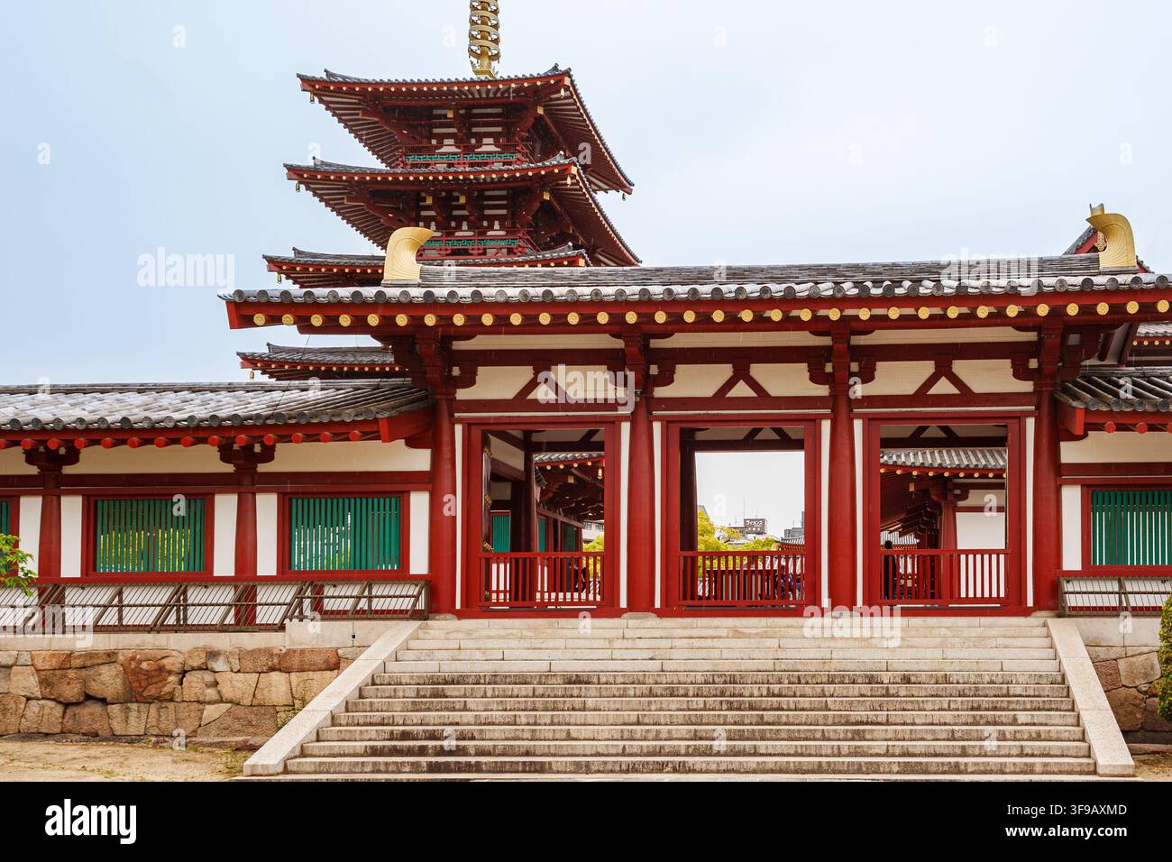 Portale tradizionale giapponese Chumon con una scala in pietra e la pagoda storica a cinque piani Gojunoto nel tempio Shitennoji di Osaka. Foto Stock