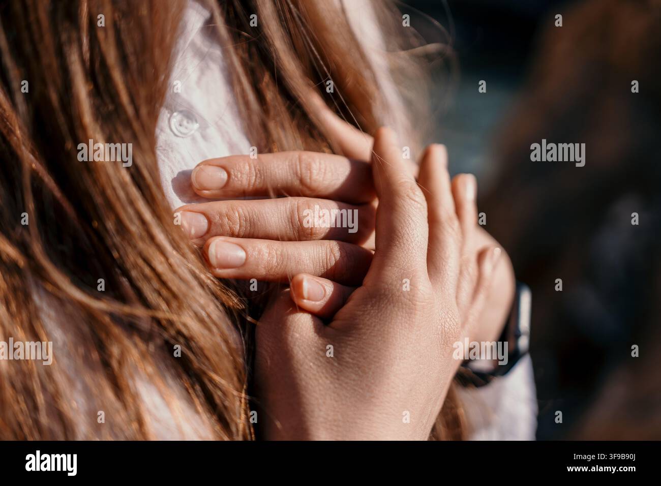 Mani petto gratitudine donna che mostra emozioni e sentimenti sinceri mentre è in piedi all'aperto nella luce dorata del sole Foto Stock