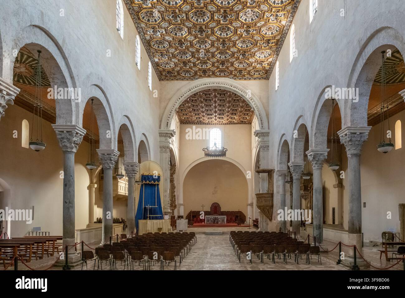 Interno della storica Cattedrale di Otranto, Italia Foto Stock
