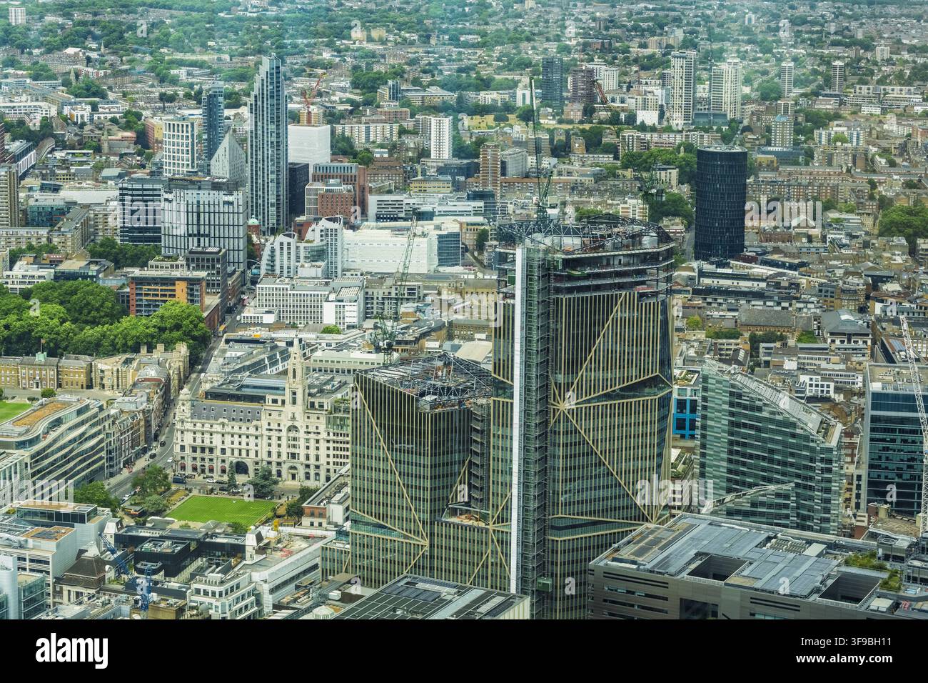 Vista del grattacielo 8 Bishopsgate in costruzione in mezzo allo skyline urbano denso di Londra, Inghilterra, Regno Unito. Foto Stock