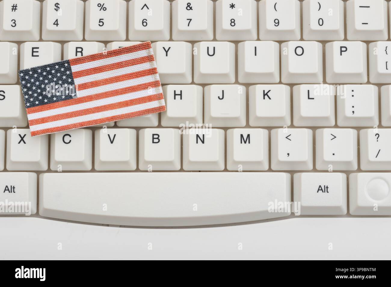 Bandiera americana su una tastiera di computer bianca per dichiarare i redditi online Foto Stock