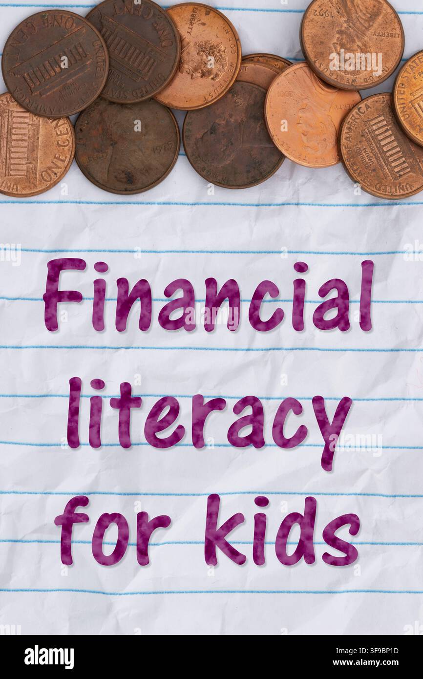 Alfabetizzazione finanziaria per bambini con monetine e carta sciolta rigata spiegazzata per il budget, il risparmio o l'alfabetizzazione finanziaria per studenti Foto Stock