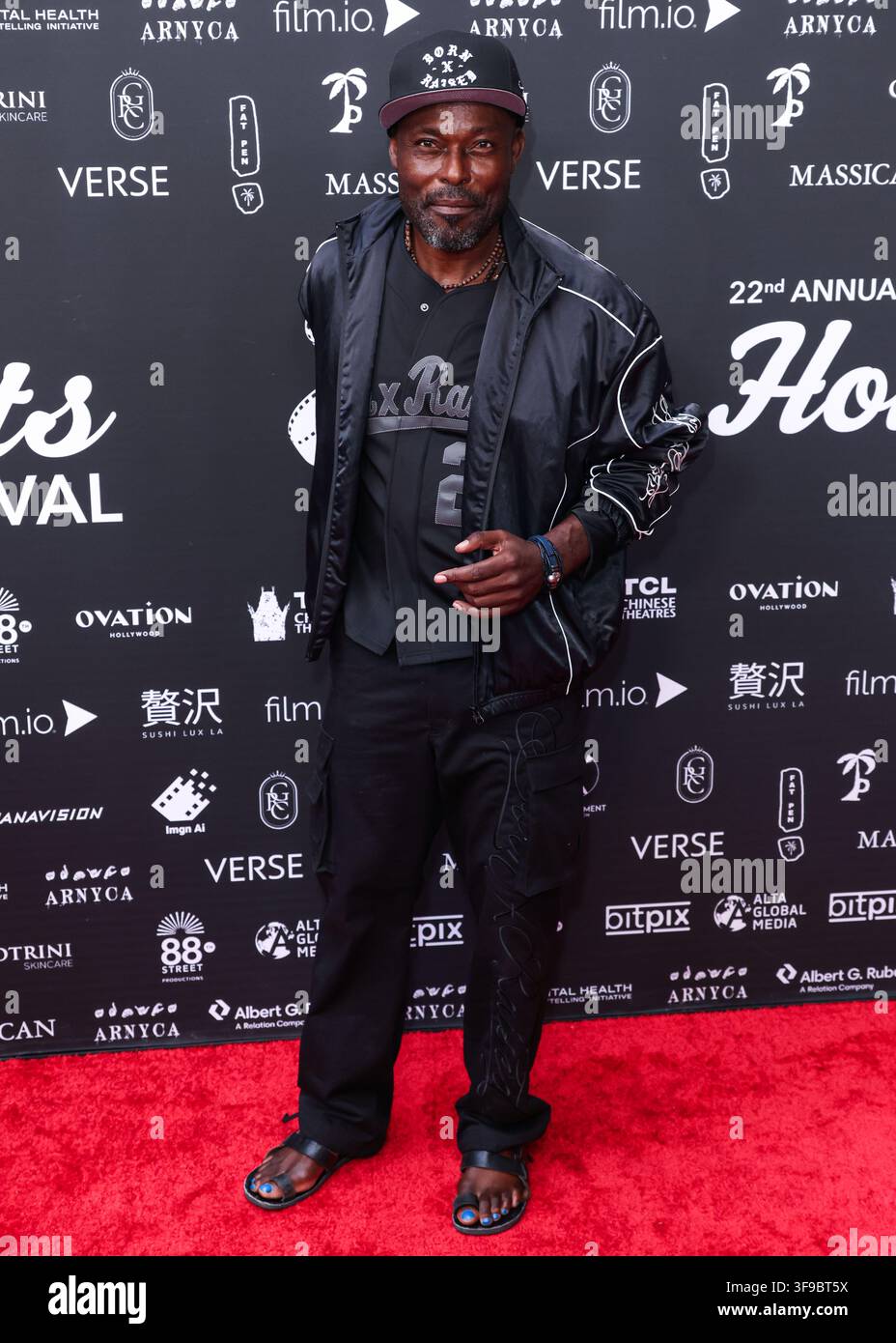 HOLLYWOOD, LOS ANGELES, CALIFORNIA, USA - 13 AGOSTO: Jimmy Jean-Louis arriva alla serata di apertura del 22° Festival annuale HollyShorts presso il TCL Chinese Theatre IMAX di Ovation Hollywood il 13 agosto 2026 a Hollywood, Los Angeles, California, Stati Uniti. (Foto di Xavier Collin/Image Press Agency) Foto Stock