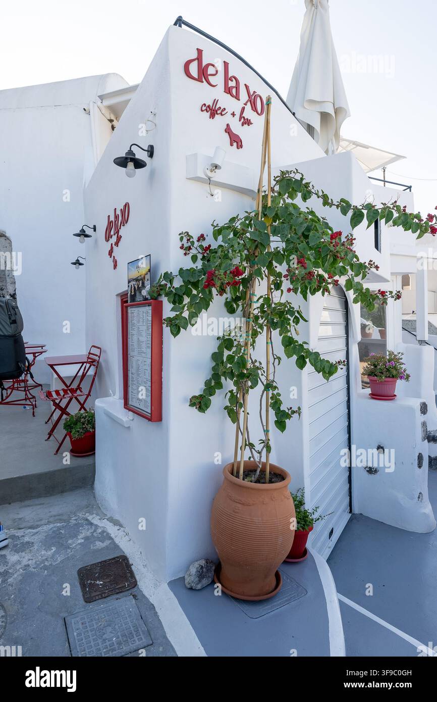 Breve sosta sulla strada per Oia nel villaggio di Pyrgos Kallistis, qui un piccolo caffè  GRC, tema viaggi, Thira - Santorini, 06.08.2026  Foto: Foto Stock