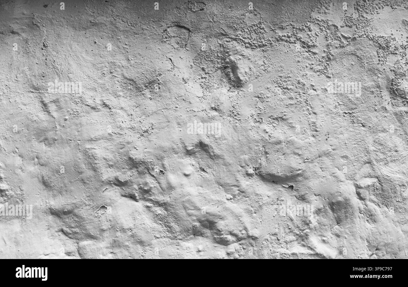 Muro di gesso bianco ruvido con crepe e superficie irregolare invecchiata Foto Stock