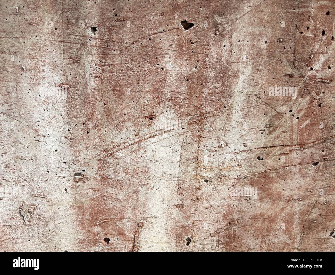 Superficie di parete in cemento con graffi e sottili crepe. Sfondo per design di costruzione. Foto Stock